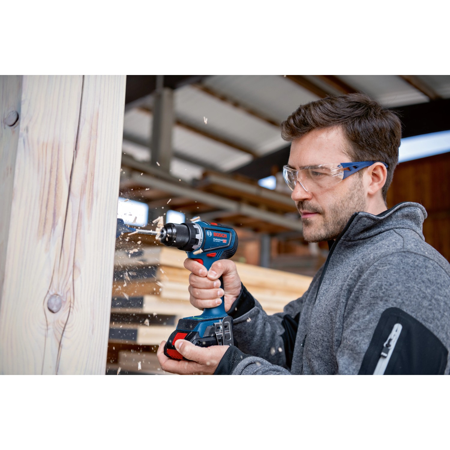 Bosch Professional Akku-Bohrschrauber GSR 18V-90 C beim Bohren in Holz.