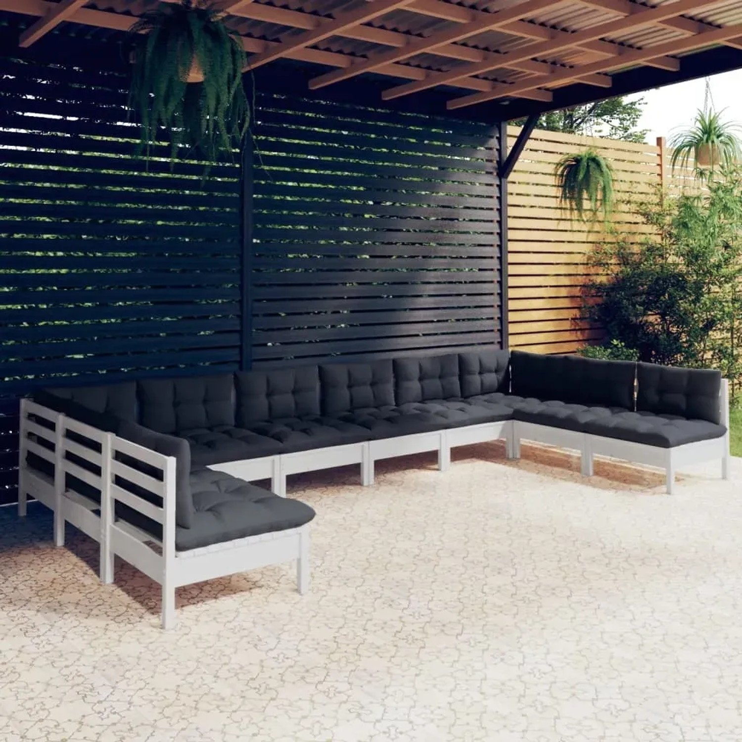 Weißes 10-tlg. Garten-Lounge-Set aus Kiefernholz mit anthrazitfarbenen Kissen.