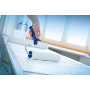 LUX Kleisterroller 18 cm im Einsatz: Tapezieren mit blauem Griff. Ideal für Vliestapeten.