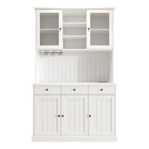 Weißer Buffetschrank mit Glastüren, offenen Fächern, drei Schubladen, geschlossenen Schränken und Gläserhalter.