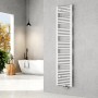Weißer Emke Badheizkörper 180x40cm als Handtuchwärmer im modernen Badezimmer.