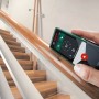 Bosch AdvancedDistance 50 C Laser-Entfernungsmesser in Anwendung auf Treppengeländer.