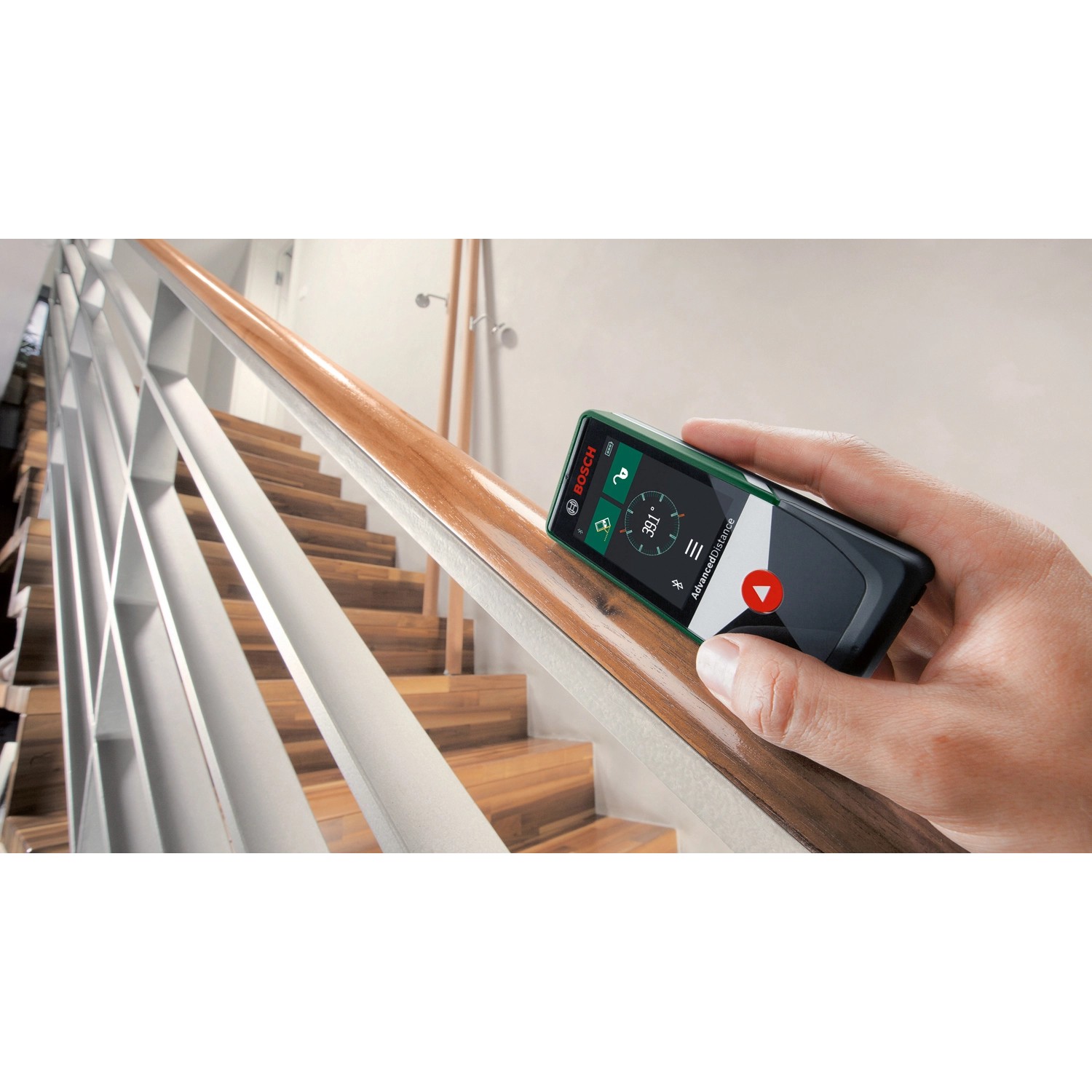 Bosch AdvancedDistance 50 C Laser-Entfernungsmesser in Anwendung auf Treppengeländer.