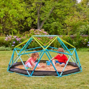 Blaues TP Toys Klettergerüst Metal Dome mit Sandkasten, bespielt von zwei Kindern im Garten.