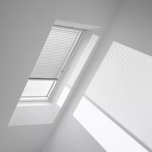 Velux Jalousie Silber gebürstet im Dachfenster für variable Lichtregulierung.