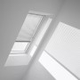 Velux Jalousie Silber gebürstet im Dachfenster für variable Lichtregulierung.