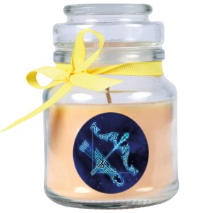 Duftkerze Schütze im Glas mit Vanilleduft und gelber Schleife, 30 Stunden Brenndauer.