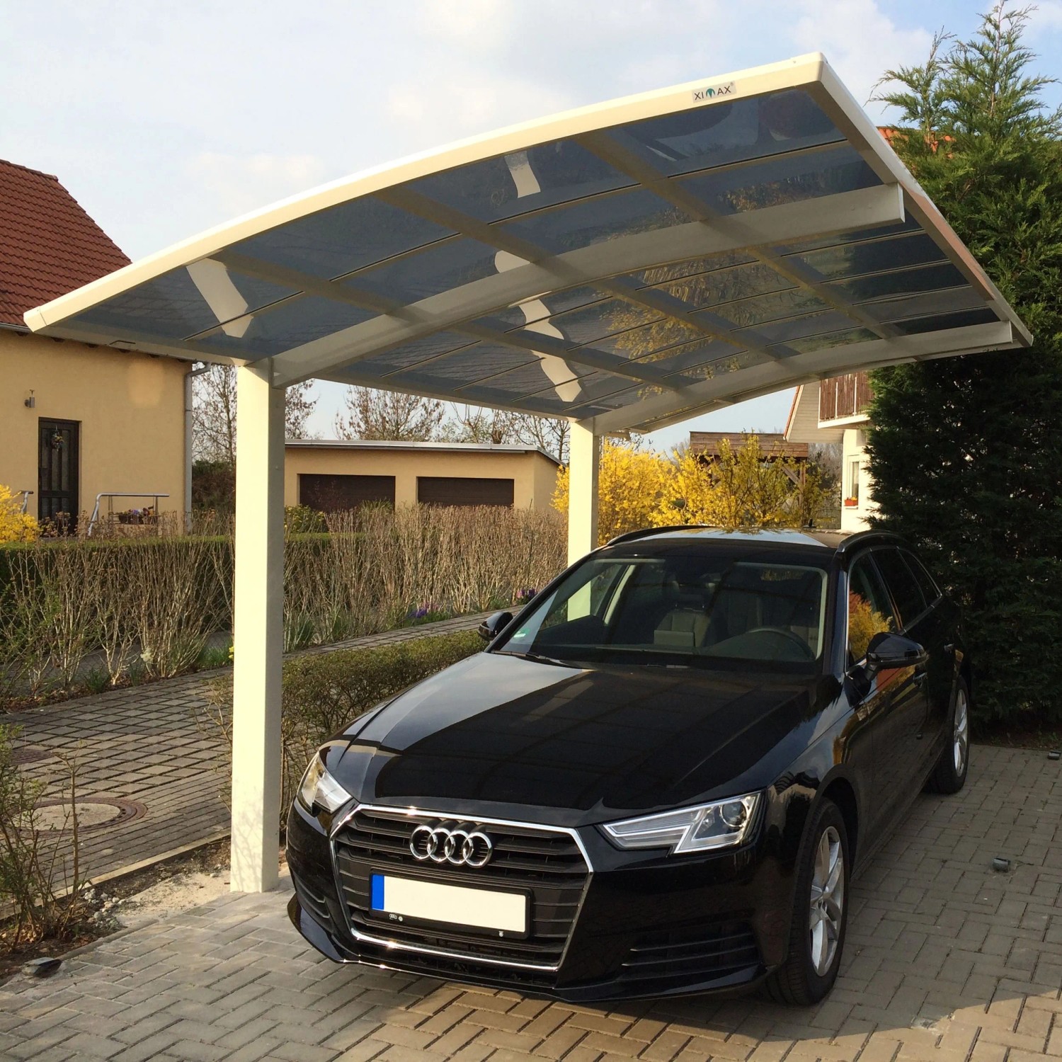 Ximax Carport Portoforte-80, Winterweiß, mit Auto. Moderner Metallcarport mit gebogenem Dach.