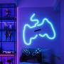 Weißer Govee Neon Lichtschlauch H61D4-W in Form eines Gamecontrollers an Wand, darunter Controller-Kissen.