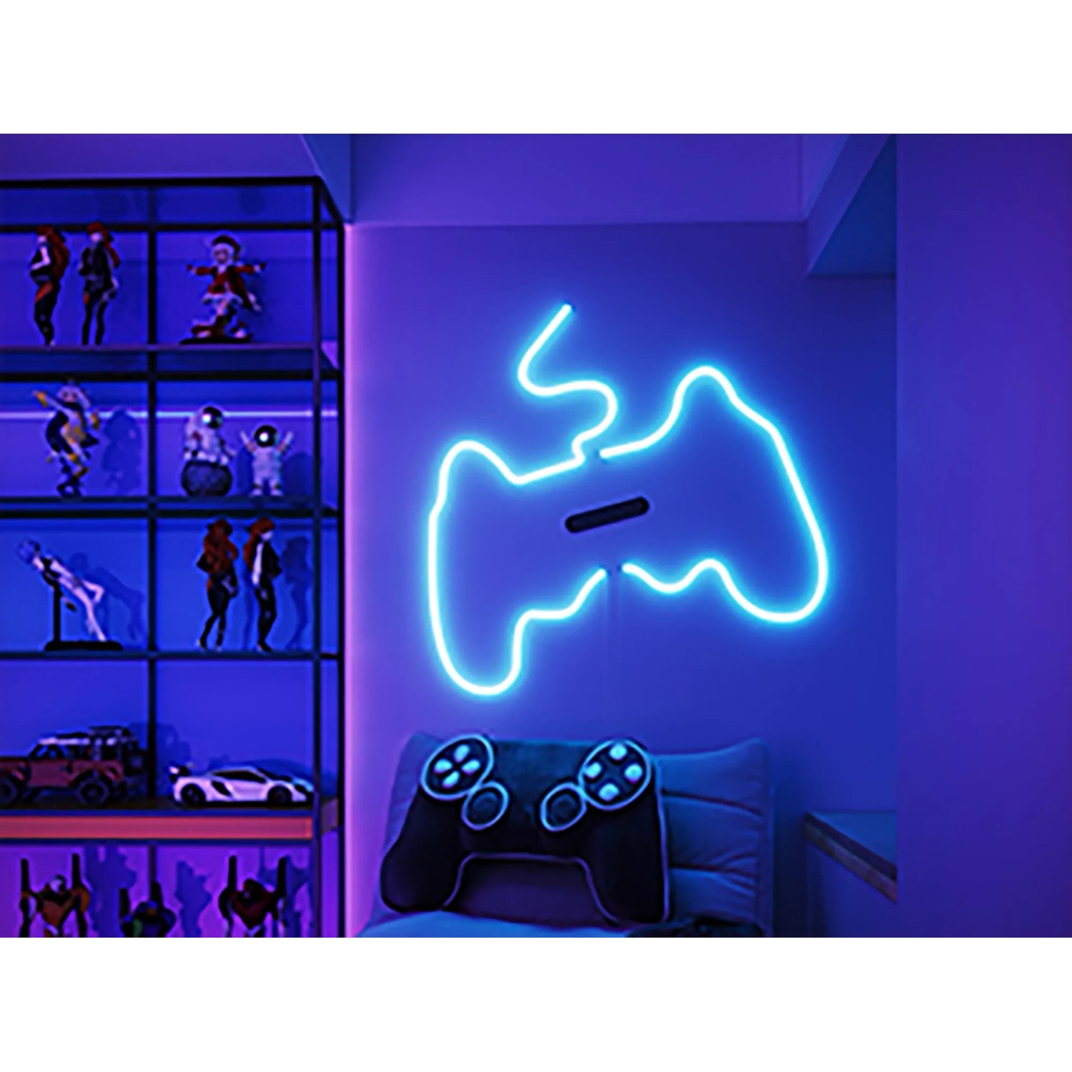 Weißer Govee Neon Lichtschlauch H61D4-W in Form eines Gamecontrollers an Wand, darunter Controller-Kissen.