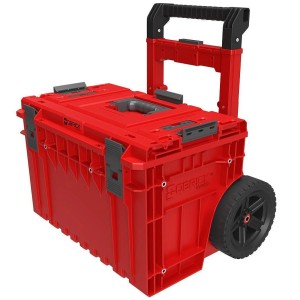 Roter QBRICK Werkzeugtrolley One mit Teleskopgriff und Rädern. Ideal für Werkzeugtransport und Aufbewahrung.