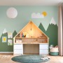 Kinderzimmer mit jadegrüner Wandfarbe, Schreibtisch in Hausform und passendem Teppich.