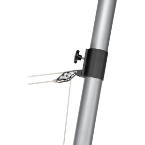 Detailaufnahme: Silberner Schneider Mast für Sonnensegel mit Flaschenzug und Seil.