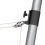 Detailaufnahme: Silberner Schneider Mast für Sonnensegel mit Flaschenzug und Seil.