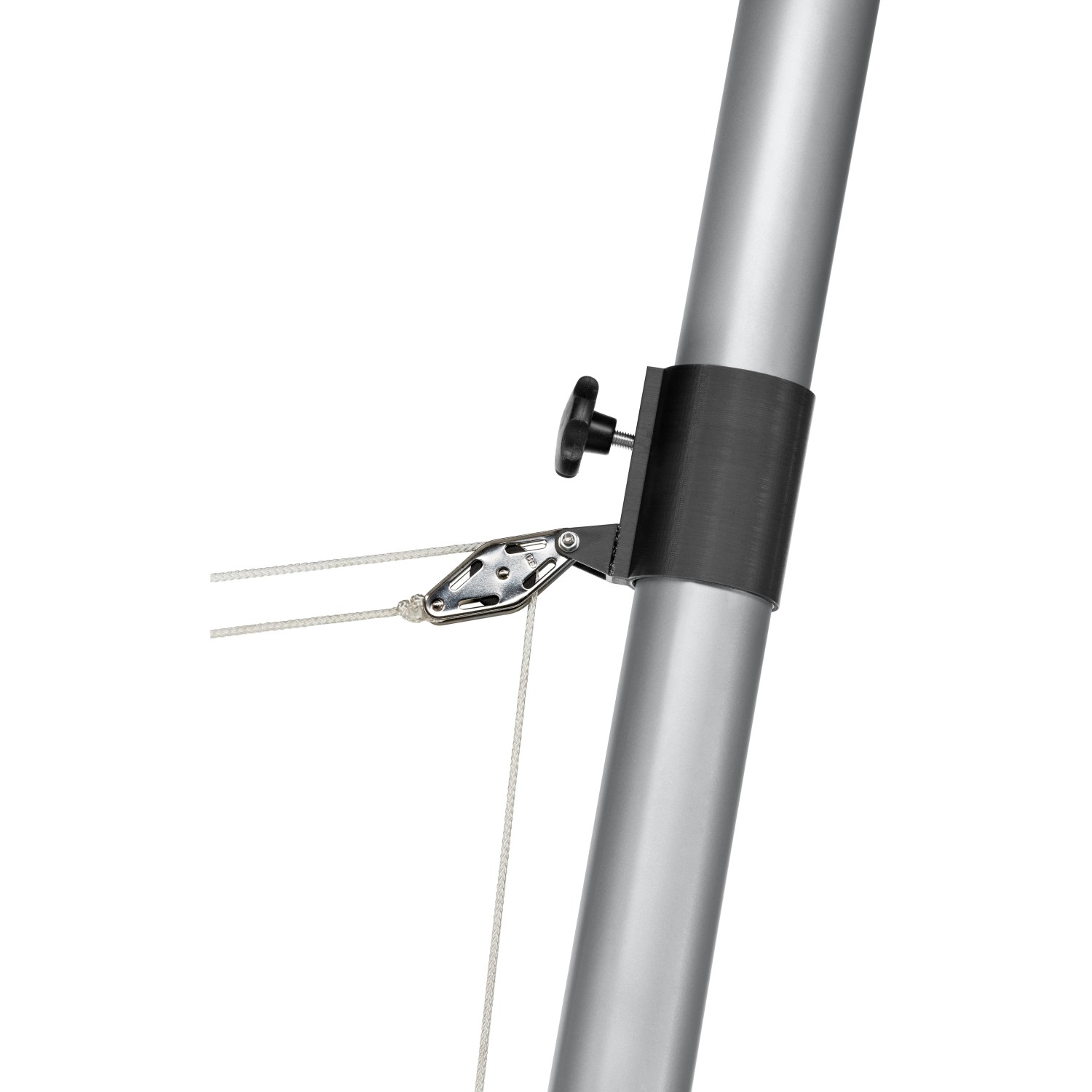 Detailaufnahme: Silberner Schneider Mast für Sonnensegel mit Flaschenzug und Seil.