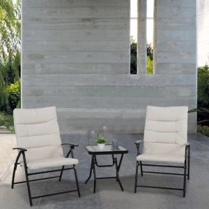 Svita Ventura 3-tlg. Gartenmöbel-Set: 2 beige gepolsterte Klappstühle, schwarzer Klapptisch mit Glasplatte auf Terrasse.