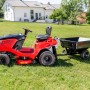 Al-Ko Rasentraktor mit Combi Trailer CT 400 Anhänger im Garten.