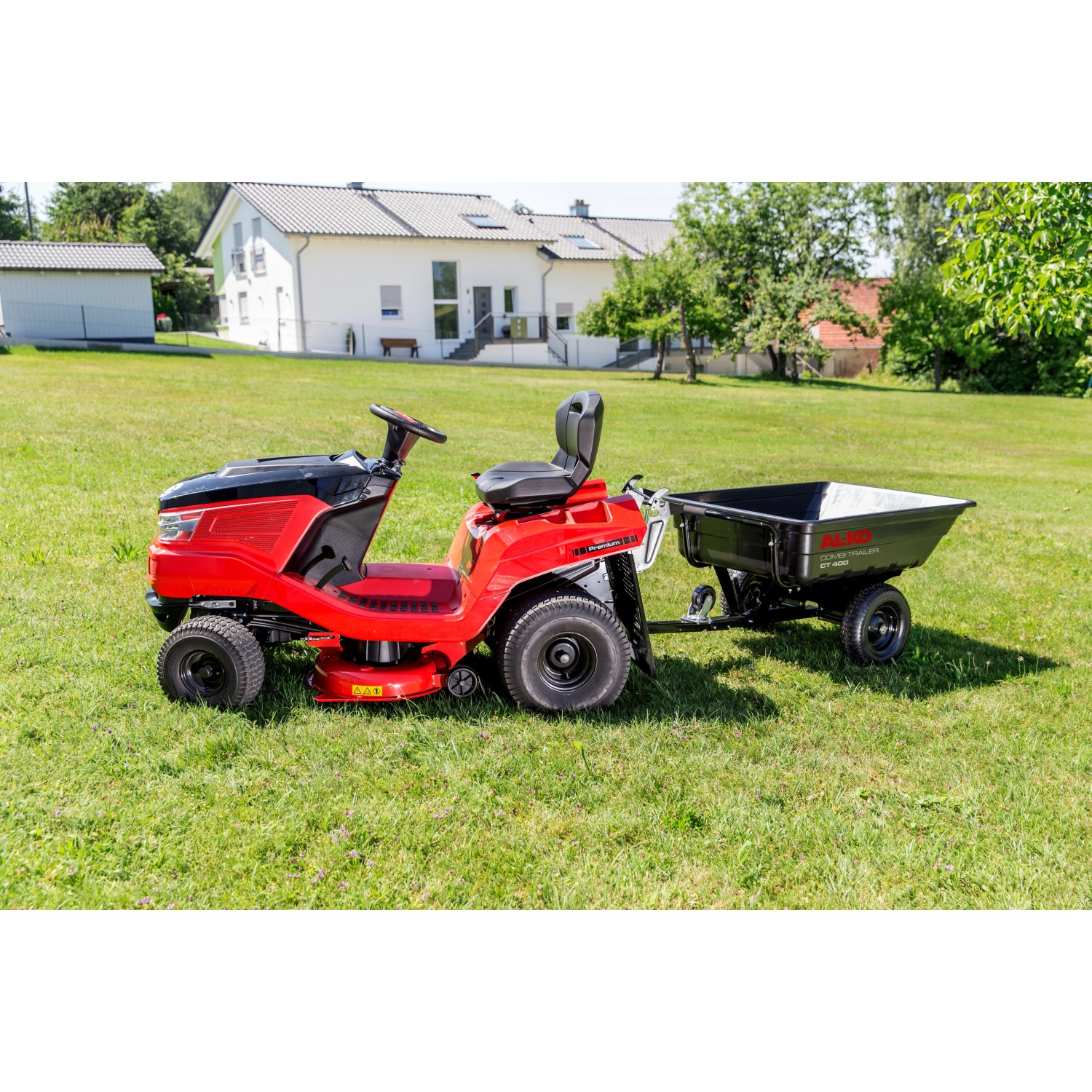 Al-Ko Rasentraktor mit Combi Trailer CT 400 Anhänger im Garten.