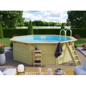 Karibu Holzpool Modell 1 Set mit Filteranlage und Leiter im Garten.