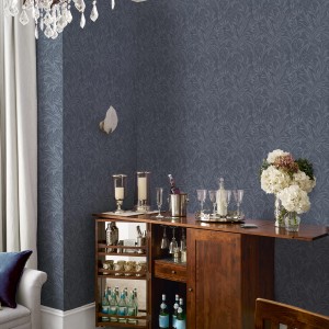 Laura Ashley Vliestapete Barley Dusky Seaspray mit floralem Muster in blau-grau.