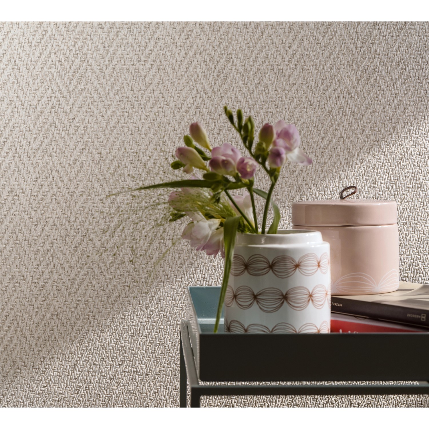 Marburg Vliestapete in Braun-Beige mit Textiloptik und feiner Struktur.