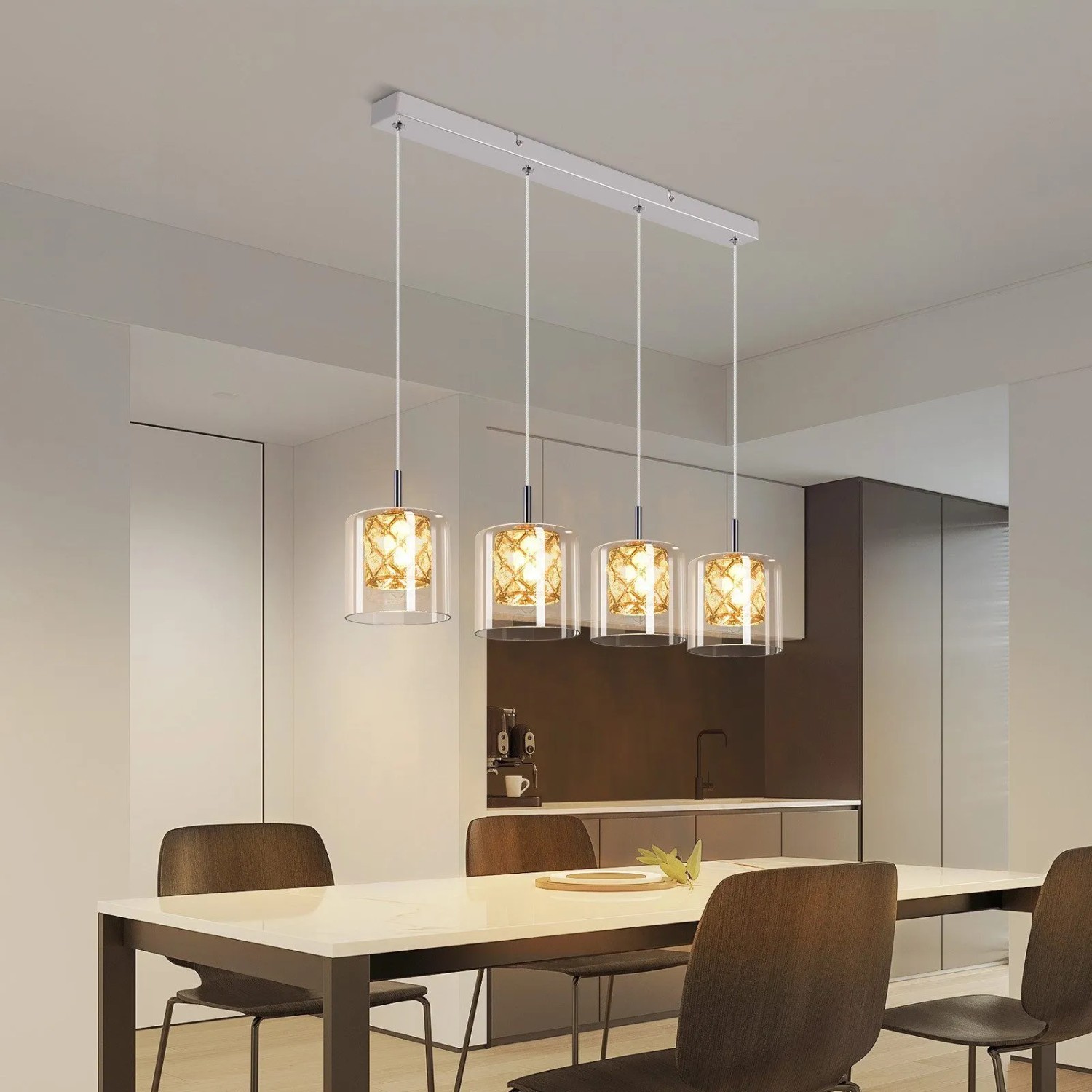 Moderne 4-flammige Pendelleuchte mit Kristall-Glas-Schirmen über Esstisch. Höhenverstellbare Hängeleuchte für Wohnzimmer.