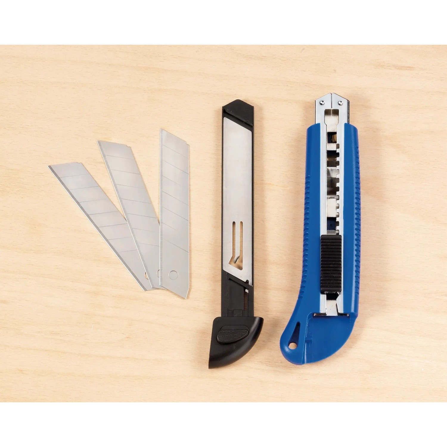LUX Cuttermesser Classic 100 mm mit blauer Griffschale und Ersatzklingen.