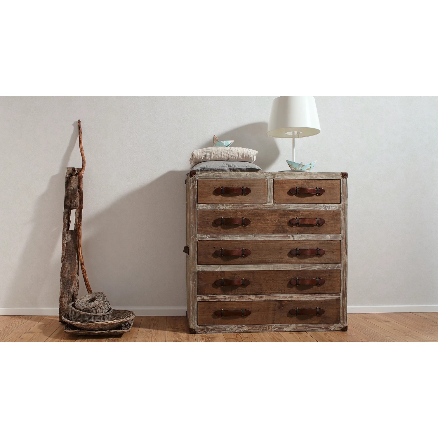 Kommode im Vintage-Stil mit sechs Schubladen und Ledergriffen, Holzoptik.