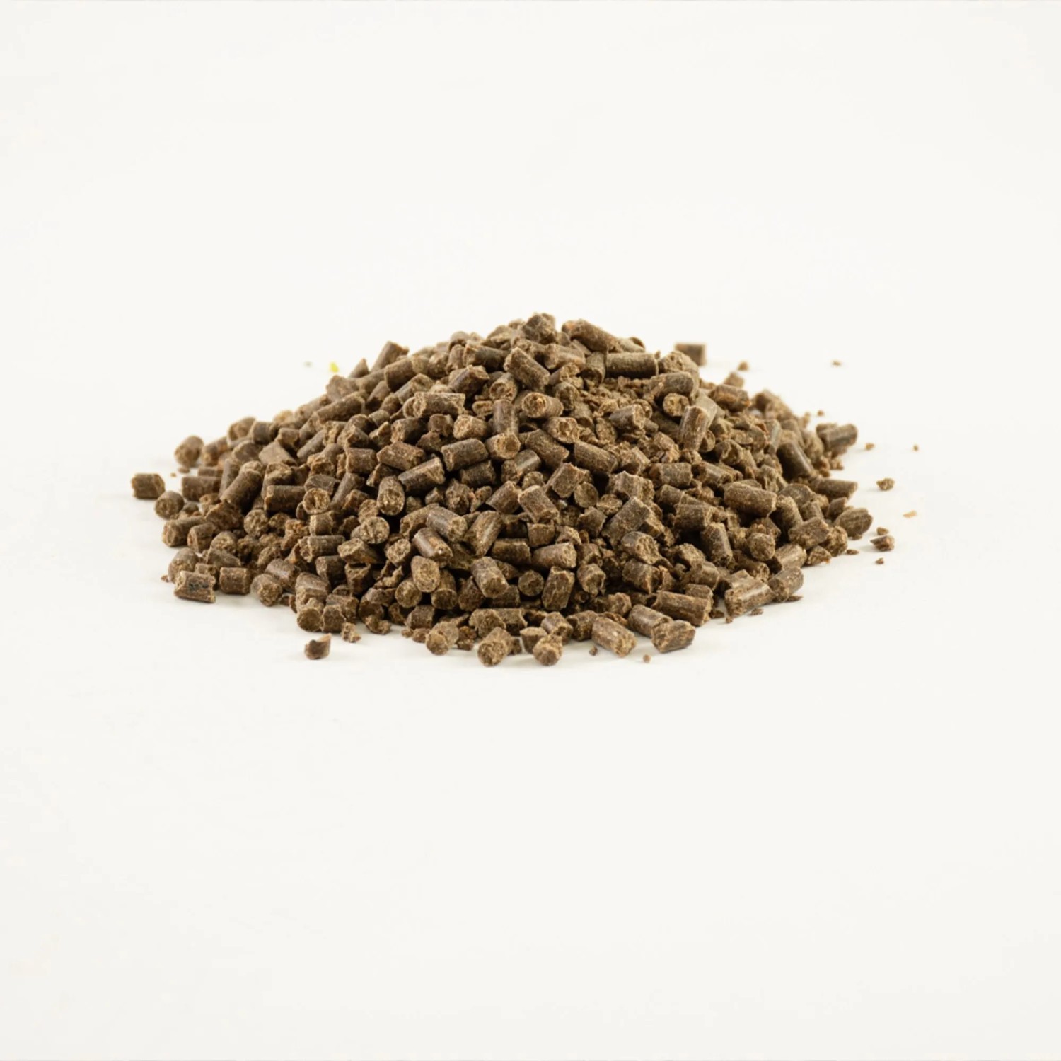 Haufen Compo Bio Gartendünger, organisch, braune Pellets für gesunde Pflanzen.