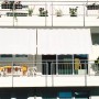 Weißer Floracord Balkonsichtschutz Bausatz II (270x140cm) an einem Balkon mit Tisch und Stühlen.