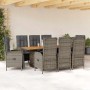 9-tlg. Garten-Essgruppe aus grauem Poly Rattan mit Tisch aus Akazienholz und Stühlen mit anthrazitfarbenen Kissen.