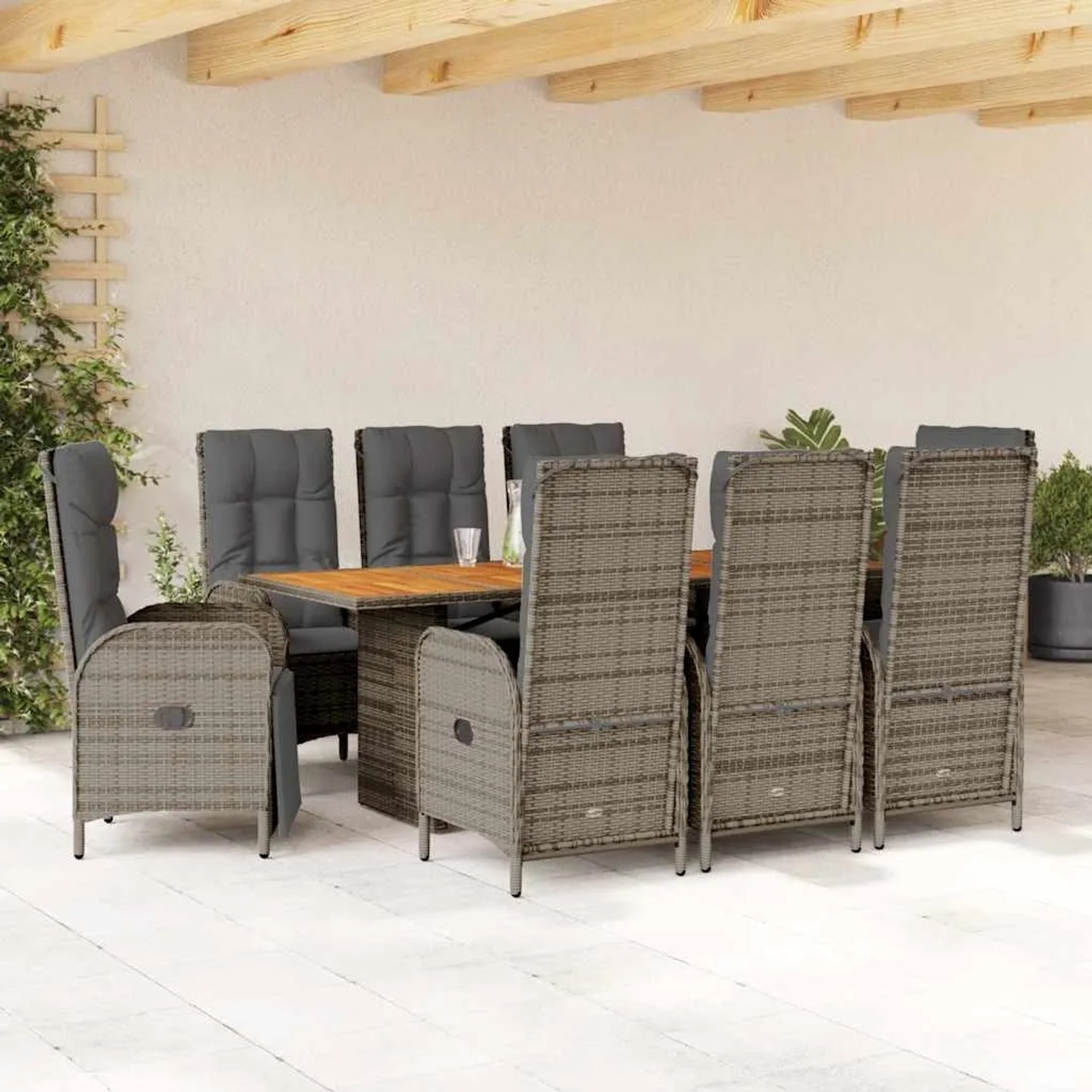 9-tlg. Garten-Essgruppe aus grauem Poly Rattan mit Tisch aus Akazienholz und Stühlen mit anthrazitfarbenen Kissen.