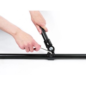 Montage des schwarzen Gelenkstücks Teil B (Ø 2,7 cm) für Stahlrohre mit Inbusschlüssel.