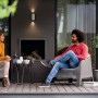 Szene mit Philips LED-Außenwandleuchte Buxus, die warmes Licht spendet.