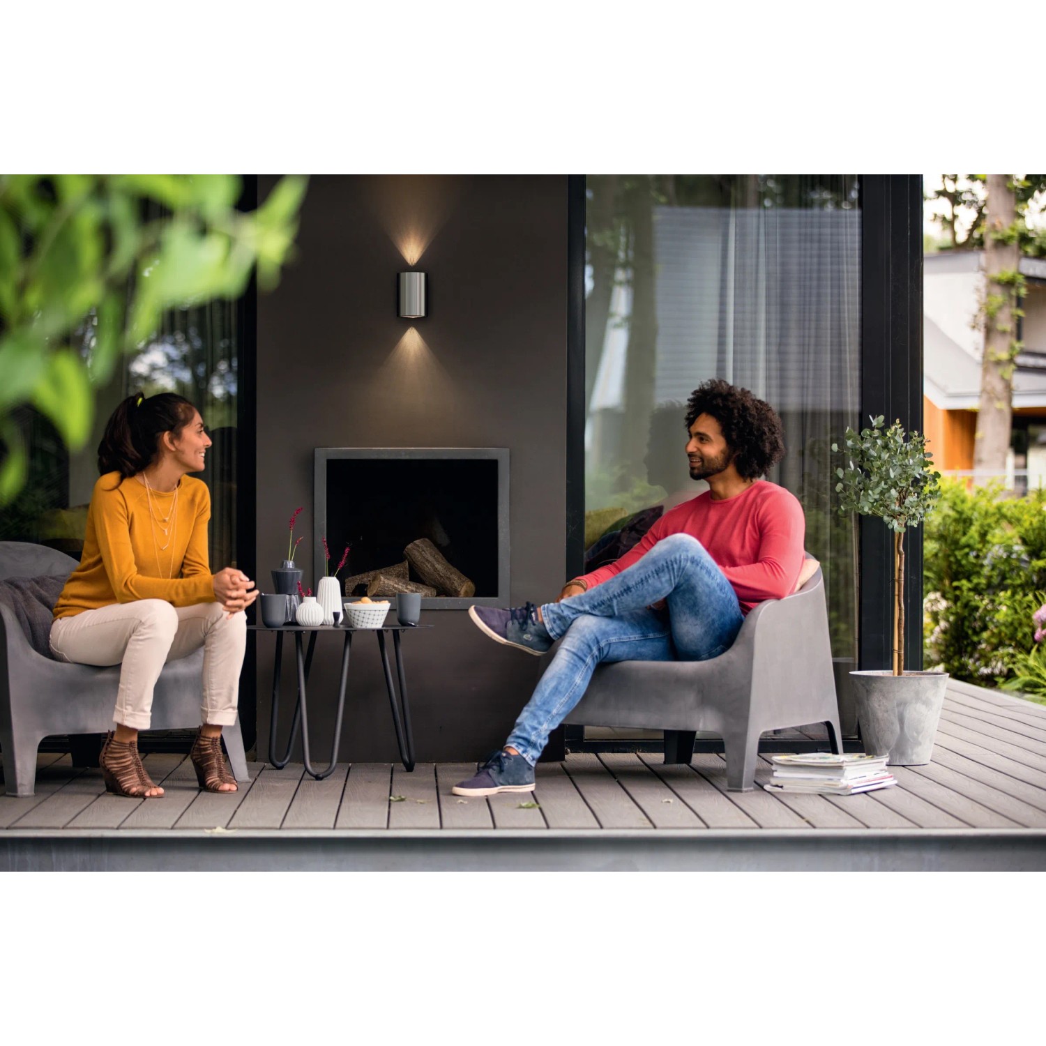 Szene mit Philips LED-Außenwandleuchte Buxus, die warmes Licht spendet.