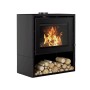 Schwarzer Sannover Holzofen Arclas 12 kW mit Holzscheiten im Fach unterhalb des Brennraums.