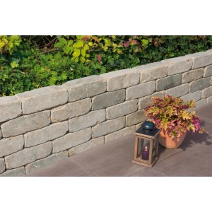 Diephaus Mauerstein Collo Muschelkalk, Ansicht einer errichteten Mauer mit Dekoration.