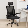 Schwarzer ergonomischer Bürostuhl mit hoher Netzrückenlehne, verstellbarer Kopfstütze und hochklappbaren Armlehnen.