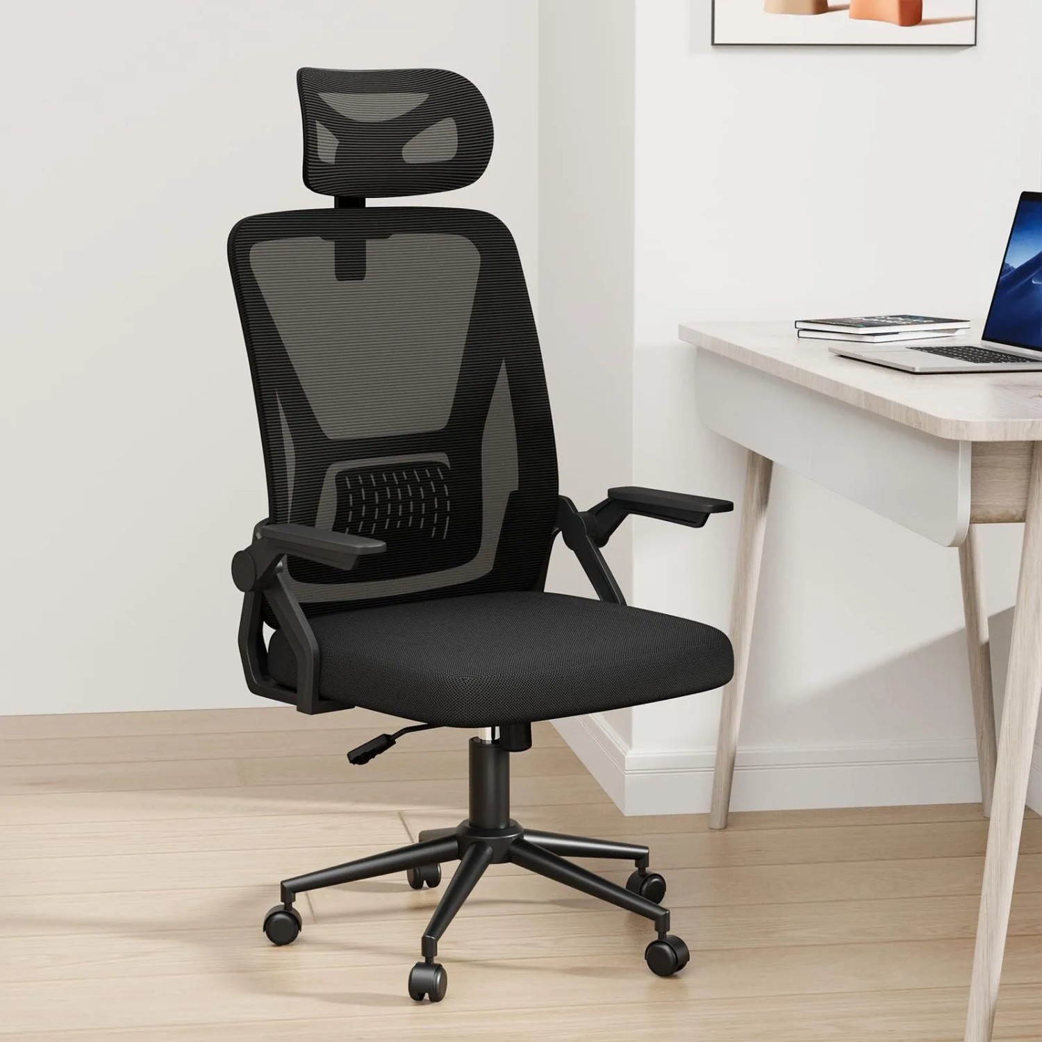 Schwarzer ergonomischer Bürostuhl mit hoher Netzrückenlehne, verstellbarer Kopfstütze und hochklappbaren Armlehnen.