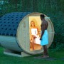 Home Deluxe Fasssauna Lahti Deluxe XL mit Paar vor Holztür im Garten.