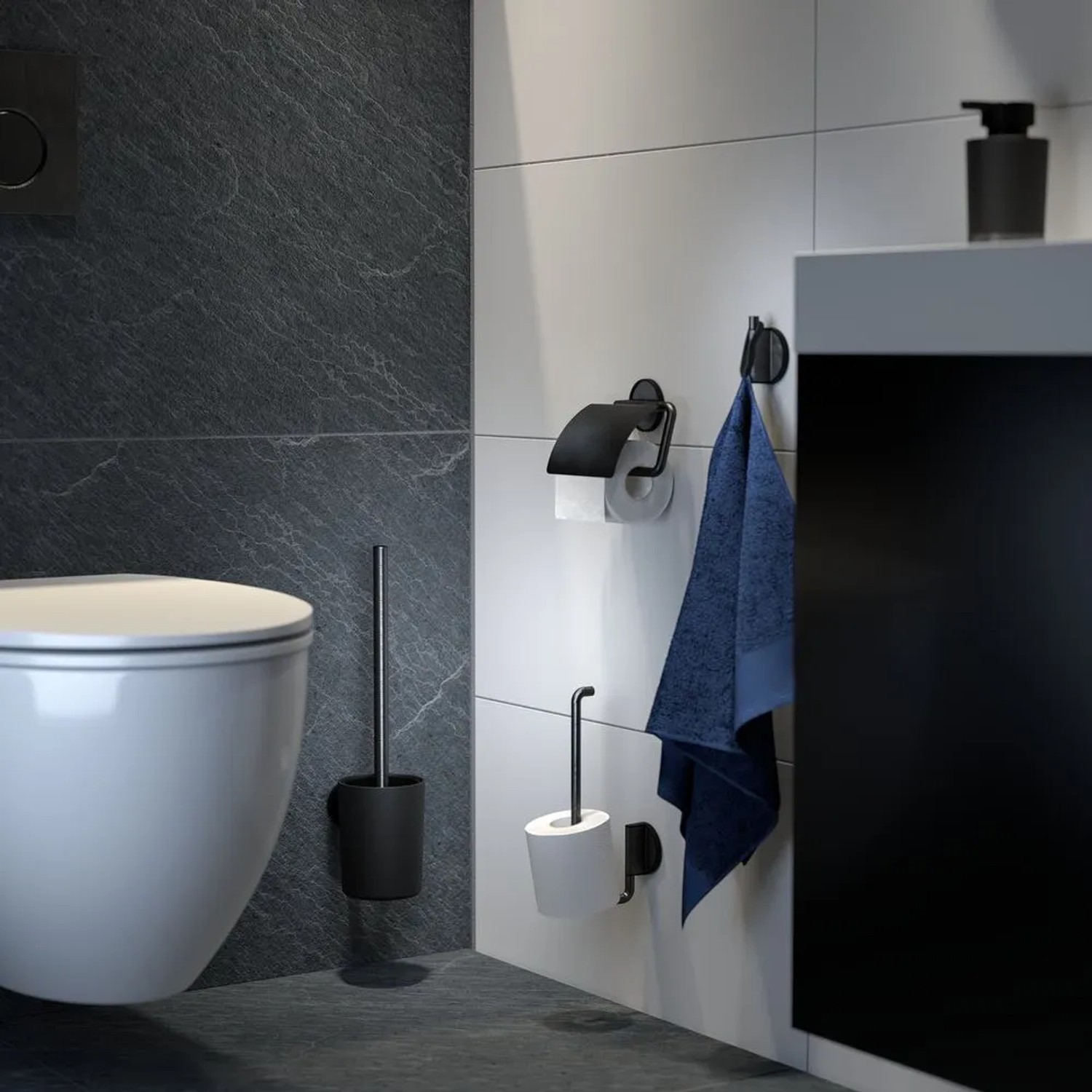Tiger Toilettenbürste Tune mit Halter, gebürstetes Metall in Schwarz, im Badezimmer.