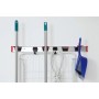 Bruns Gerätehalter Set 50 cm an weißer Wand. Aluminium-Schiene mit 4 Haltern und 2 Haken für Besen, Schaufel, Kabel. Ordnungssystem Werkstatt.