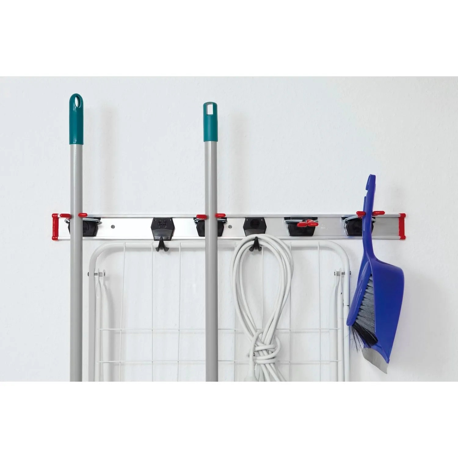 Bruns Gerätehalter Set 50 cm an weißer Wand. Aluminium-Schiene mit 4 Haltern und 2 Haken für Besen, Schaufel, Kabel. Ordnungssystem Werkstatt.