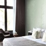 Olivgrüne Bambus Tapete von Origin Wallcoverings im Schlafzimmer.