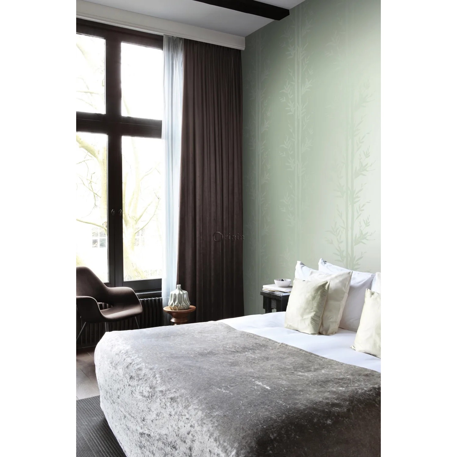 Olivgrüne Bambus Tapete von Origin Wallcoverings im Schlafzimmer.