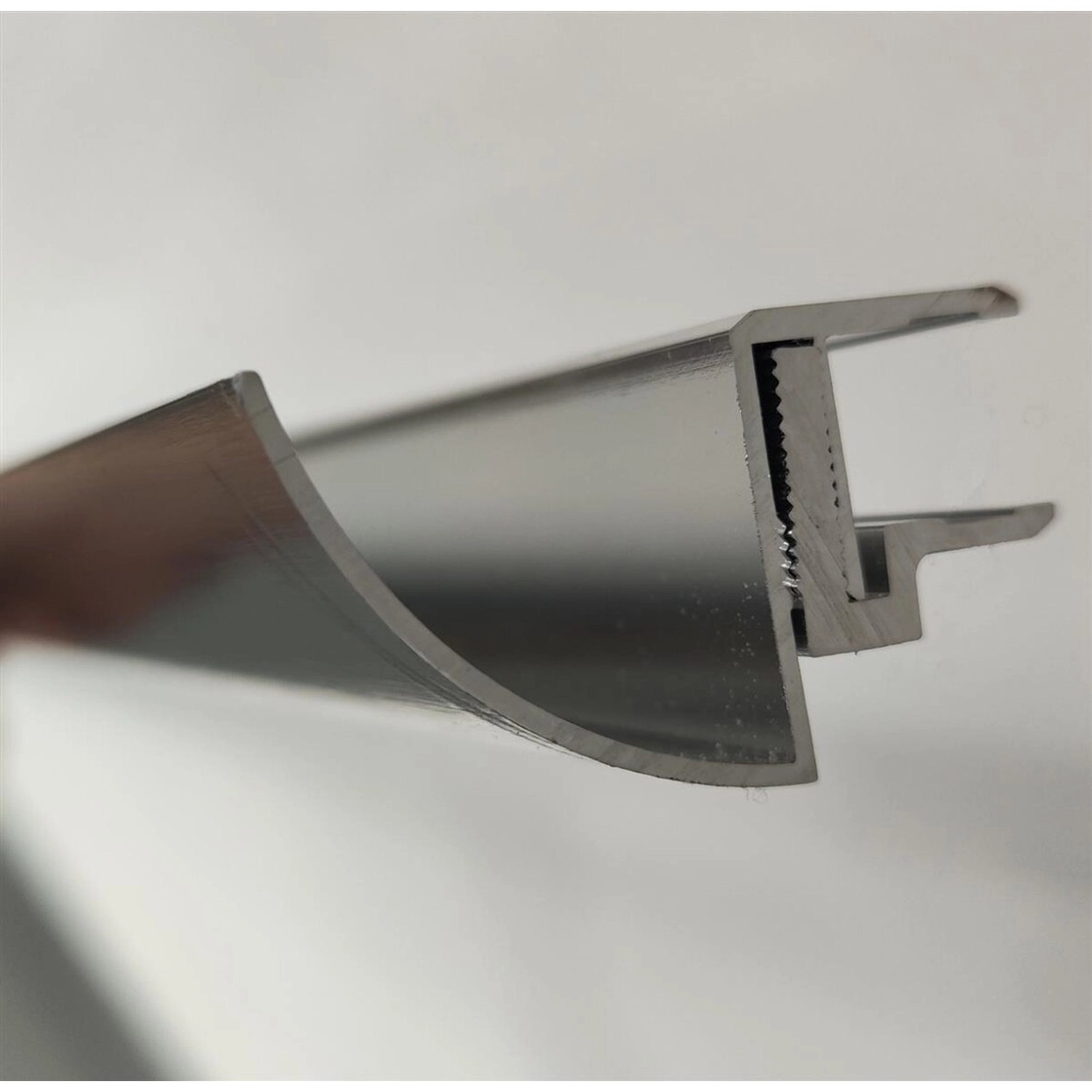 Detailaufnahme: Schwarze Regenrinne (200 cm) für Glasvordächer (10,8-17,5 mm).