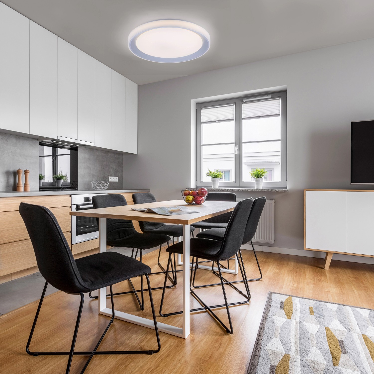 Silberne LED-Deckenleuchte LolaSmart-Leni (Ø 51cm) von Just Light im modernen Esszimmer.