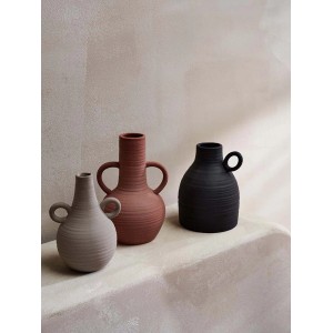Drei Steingut-Vasen der Serie Ancient Secrets in Terrakotta, Grau und Schwarz. Dekorative Wohnaccessoires.