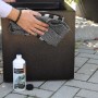 Anwendung des Capi Care Black Protector Lacks auf einem Pflanztopf, Zubehör für Pflanztöpfe.