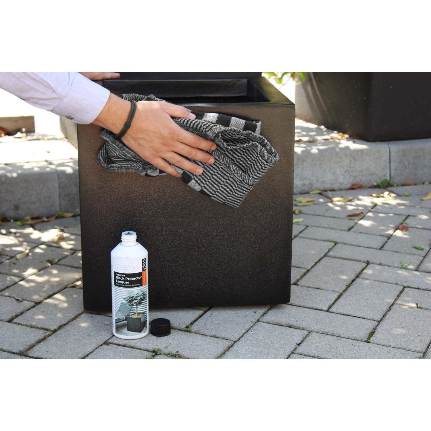 Anwendung des Capi Care Black Protector Lacks auf einem Pflanztopf, Zubehör für Pflanztöpfe.